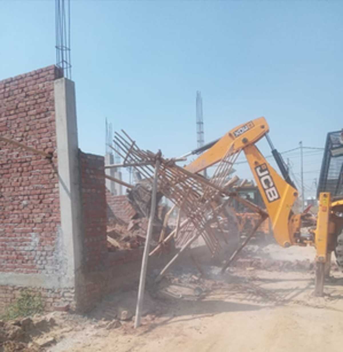 ग्रेनो प्राधिकरण ने सुनपुरा में अवैध निर्माण ढहाया, 40 करोड़ की जमीन मुक्त कराई